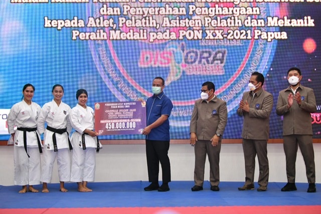 Andi Sudirman Serahkan Bonus Kepada Atlet PON Papua, Meningkat Dua Kali Lipat Dibanding PON Sebelumnya